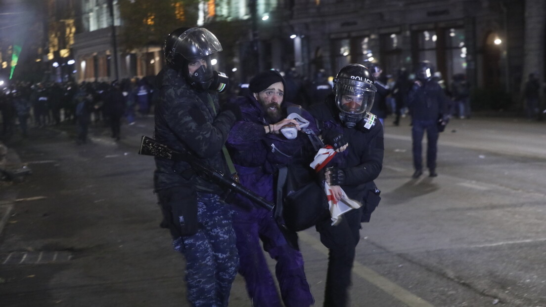 Na protestima u Gruziji privedena 34 demonstranta, povređeno 12 policajaca