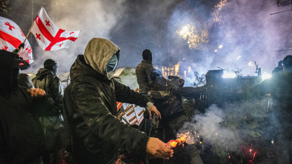 Na protestima u Gruziji demonstranti i sa simbolima Oružanih snaga Ukrajine