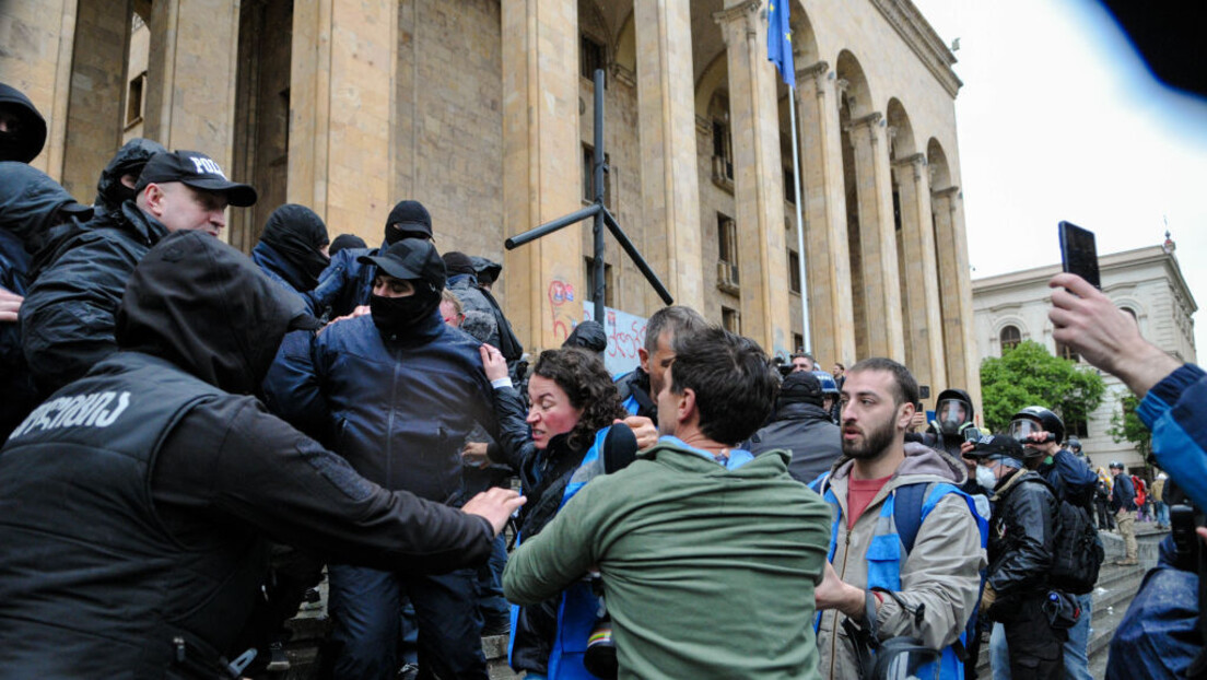 Tokom protesta opozicije u Gruziji povređeno više od 150 policajaca, privedeno oko 400 demonstranata