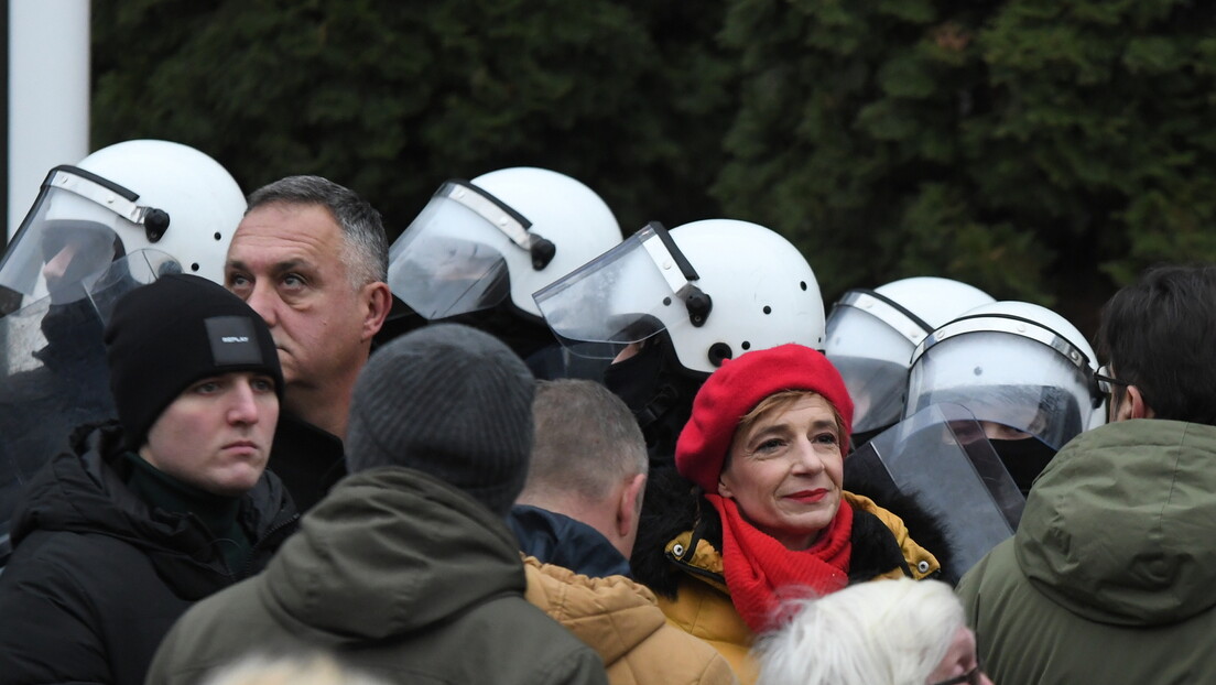 Protest prozapadne opozicije u Novom Sadu: Gurali se sa policijom