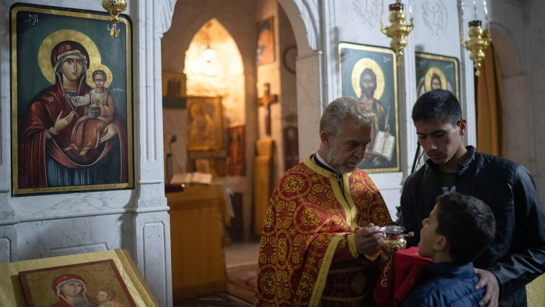 Прво су палили дрвеће: Хришћани изашли на улице Дамаска после спаљивања божићне јелке у Хами