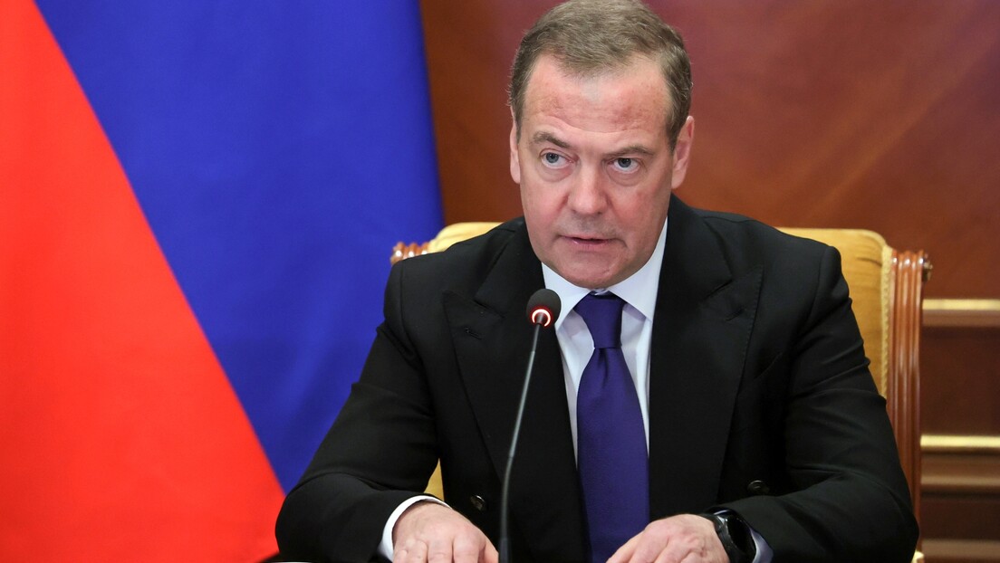 Medvedev o situaciji u Južnoj Koreji: Organizujte "Igru lignje", naše kokice su spremne