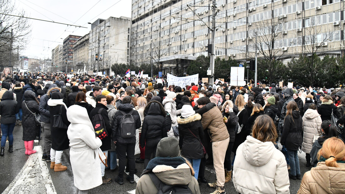 Блокаде и протести: Новосадски студенти испред РТВ-а, београдски испред Министарства просвете