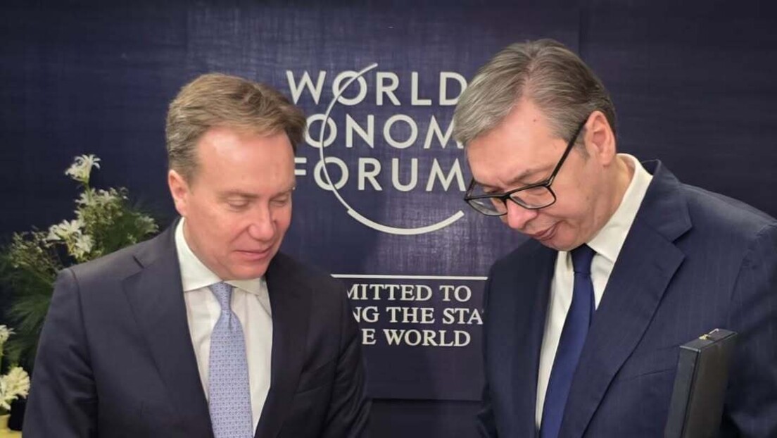 Davos: Vučić uručio orden predsedniku SEF-a, sastanci sa brojnim svetskim zvaničnicima