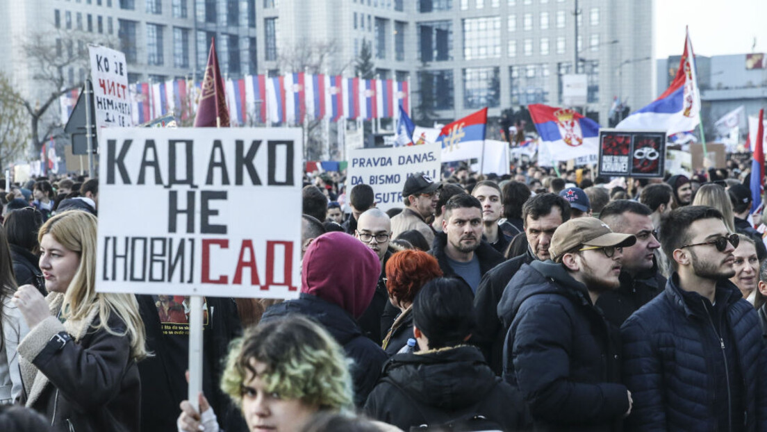 Održan protest ispred Ministarstva prosvete: Pridružili se penzioneri i deo radnika GSP-a (VIDEO)