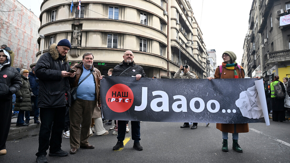 Протести широм Србије: Просветари испред министарства у Немањиној, новинари испред Радио Београда