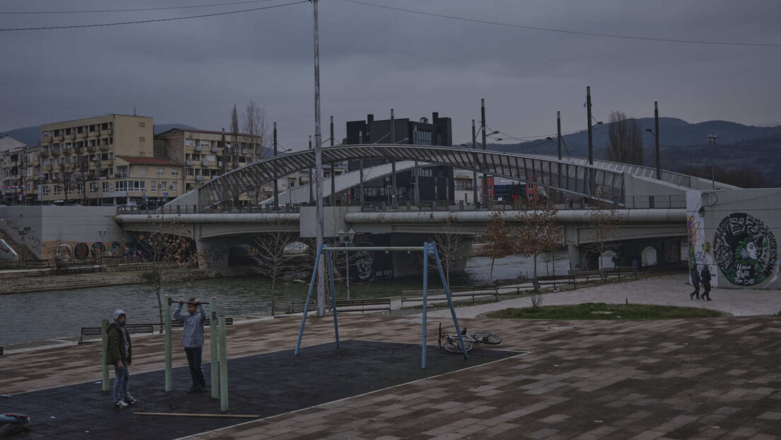 Провоцирали Србе: Албанци из Јужне Митровице са заставама Албаније славили "независност"