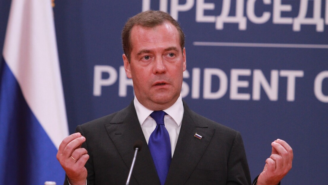 Medvedev: Zelenski ima dva izbora – da se pokori Americi ili da uzme beli prah