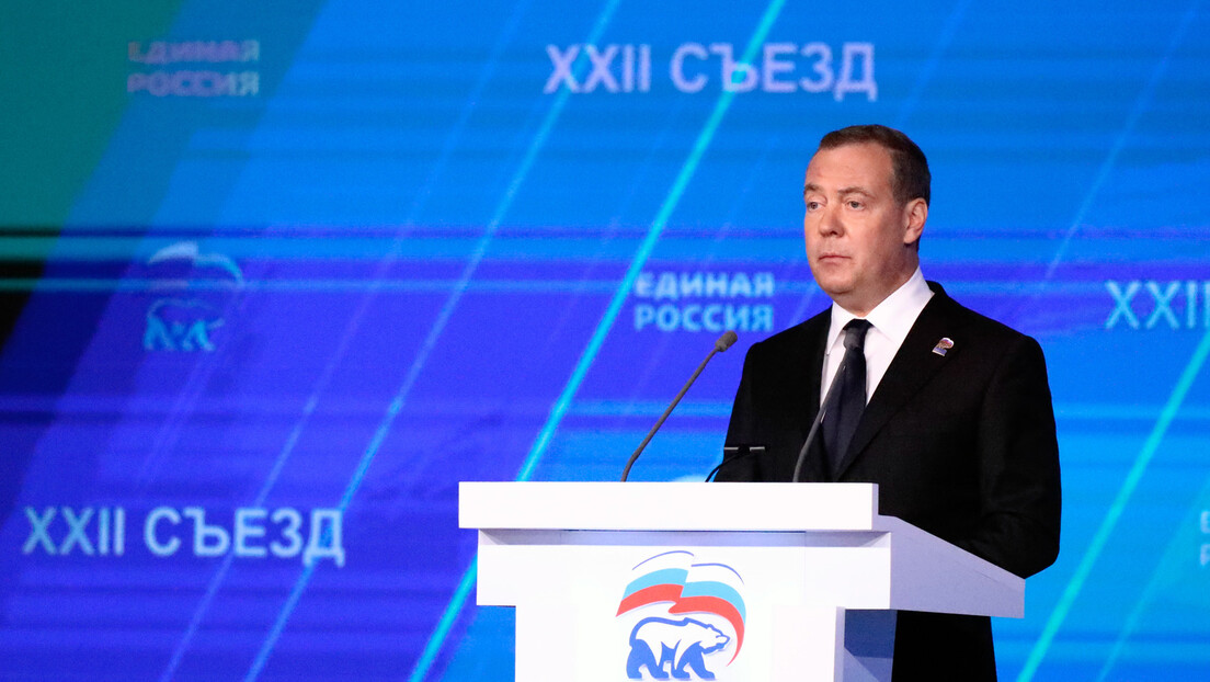 Medvedev: Nedovršeni firer dojadio Trampu, zato je priređen teatar u Ovalnom kabinetu