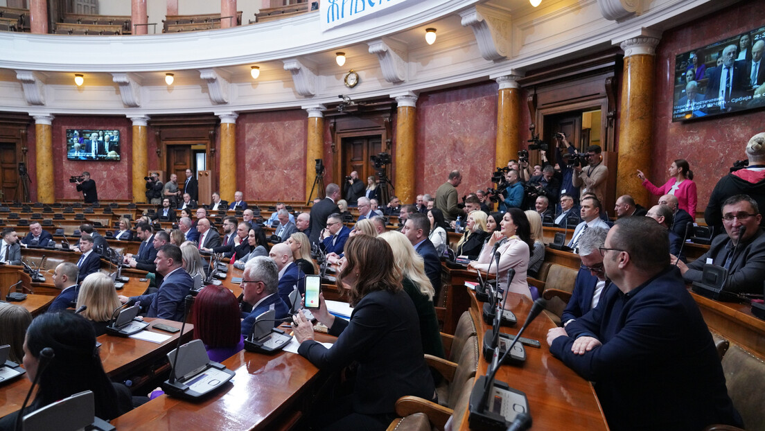 Poslanici Skupštine Srbije nastavili sednicu: U sali mirno, klupe za opoziciju prazne