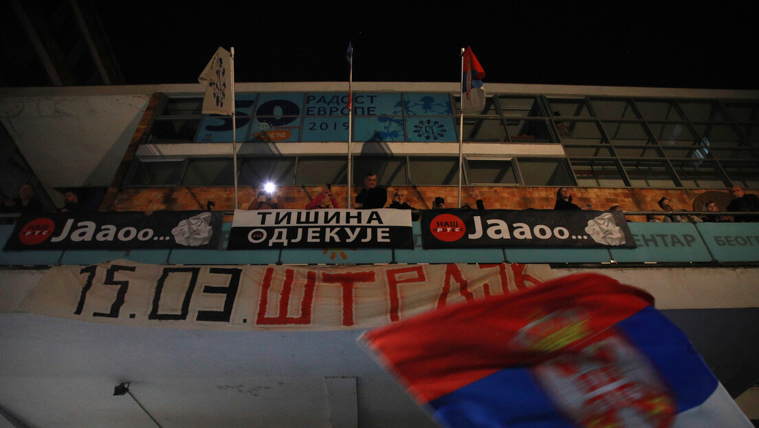 Protest neformalne grupe radnika medijskog javnog servisa i studenata u blokadi ispred RTS-a