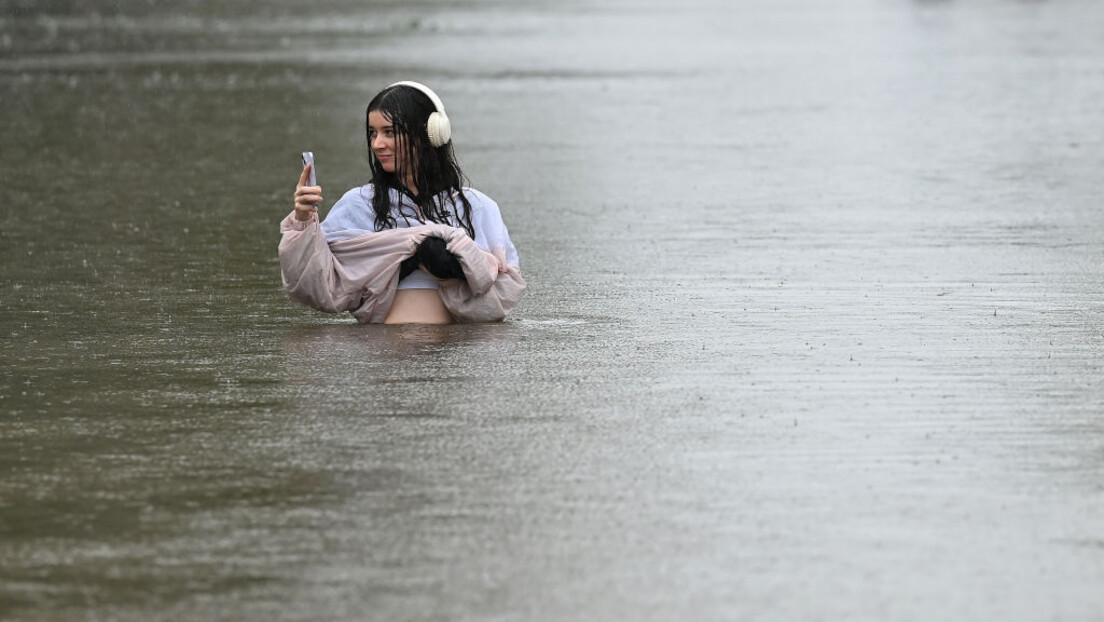 Катастрофа у Аустралији: Ајкуле пливају у поплавним водама