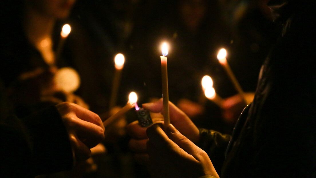 Dan žalosti u Novom Sadu: U više gradova odata pošta žrtvama, protesti na Zvezdari i Vračaru