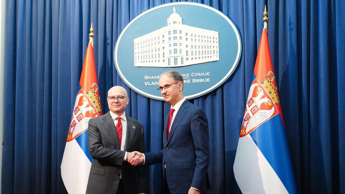 Srdačan doček za novog premijera: Vučević predao dužnost Macutu, danas prva sednica vlade (VIDEO)