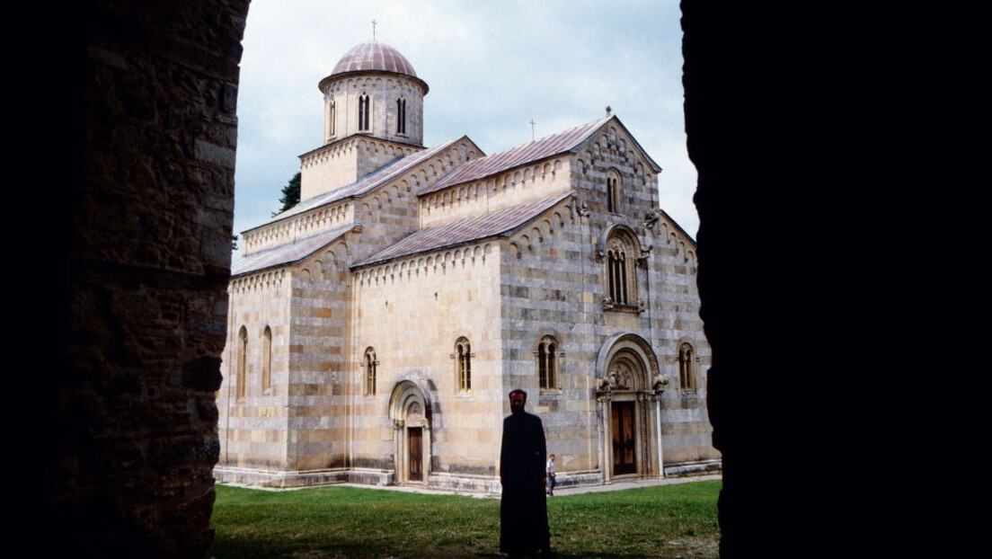 Patrijarh Porfirije služio Svetu liturgiju u manastiru Visoki Dečani