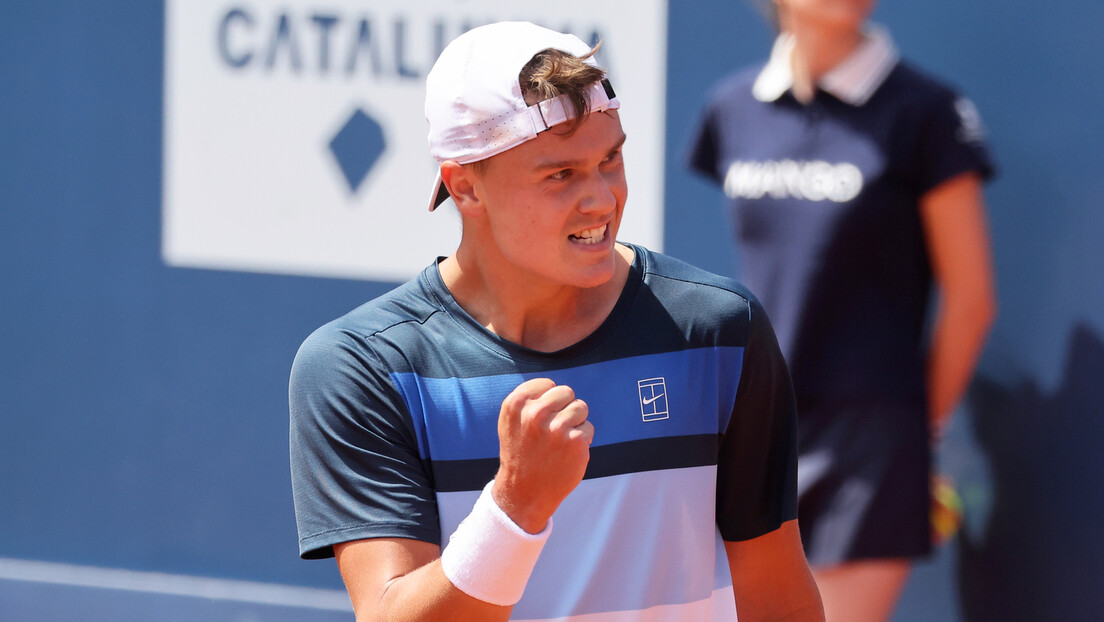 Rune srušio Hačanova za finale Barselone
