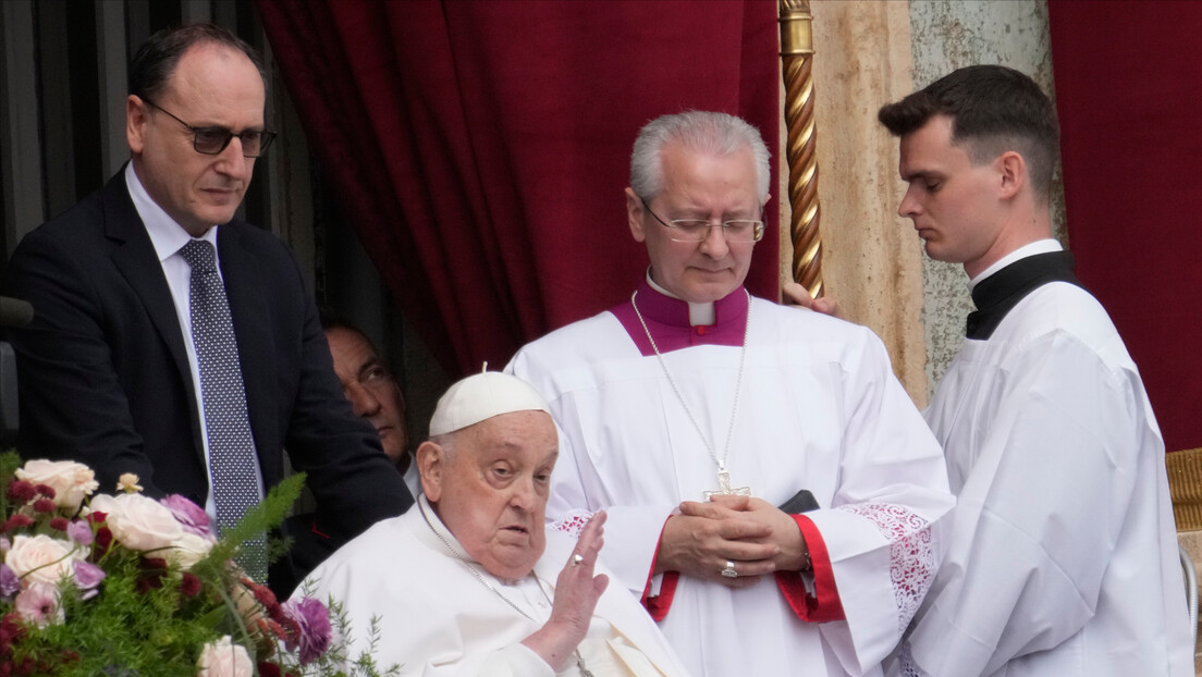 Papa Francisko kratko pozdravio vernike na trgu Svetog Petra