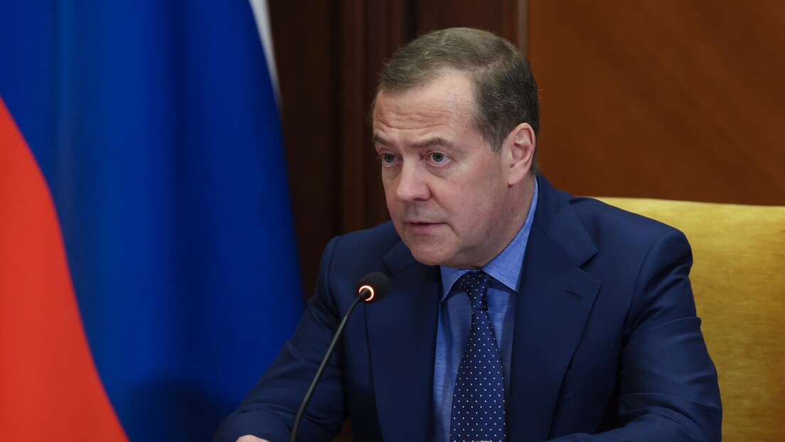 Medvedev: Podlegli smo licemernim trikovima naših istorijskih protivnika