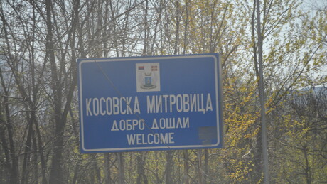 Kao pod Nemcima: Uklonjena i ćirilična tabla "Kosovska Mitrovica, dobro došli"