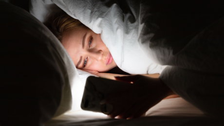 Скроловање пре спавања управља нашим емоцијама и ремети нам сан