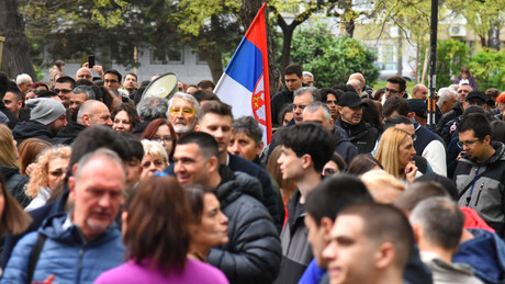 Burno ispred Medicinskog fakulteta u Nišu: Počela onlajn nastava, protest studenata u blokadi