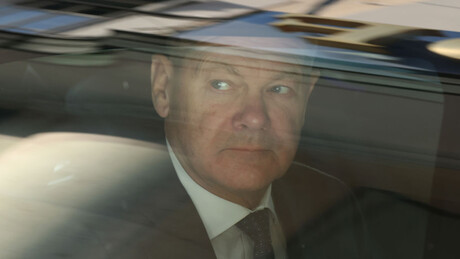 Nemačka srdačnost košta: Zagrlio Šolca pa sad mora da plati kaznu od 4.500 evra