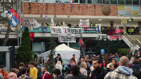 Studenti treći dan ispred RTS-a: Otkazan jutarnji program, izmenjena šema celog dana