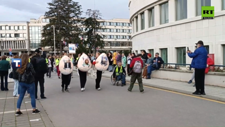 Demonstranti jajima gađali zgradu Skupštine AP Vojvodina: Skandirali "Ostavke, pa robija" (VIDEO)
