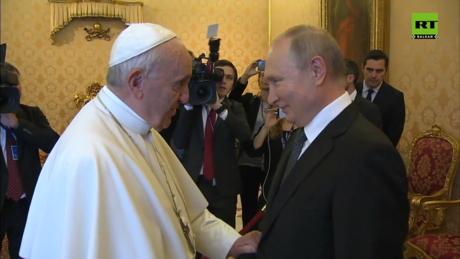 Putin izjavio saučešće zbog smrti pape, objavljeno koliko su se puta sreli