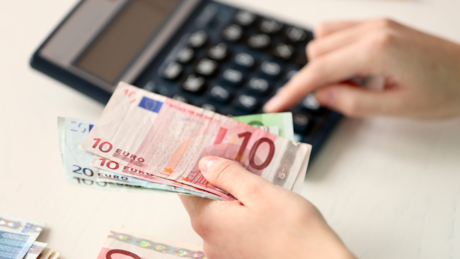 "Сви имају, само ја не": Како друштвене мреже доводе до "новчане дисморфије"