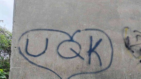 Grafiti "UČK" uznemirali meštane Goraždevca; Petković: Cilj je naterati Srbe da napuste ognjišta