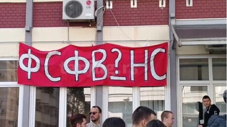Burno u Novom Sadu: Dekan DIF-a sprečen da uđe na fakultet, studenti osuđuju "flagrantni napad"