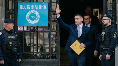 Izborna debata u Rumuniji bez glavnog favorita: Simion doneo cveće, pomenuo Đorđeskua i otišao
