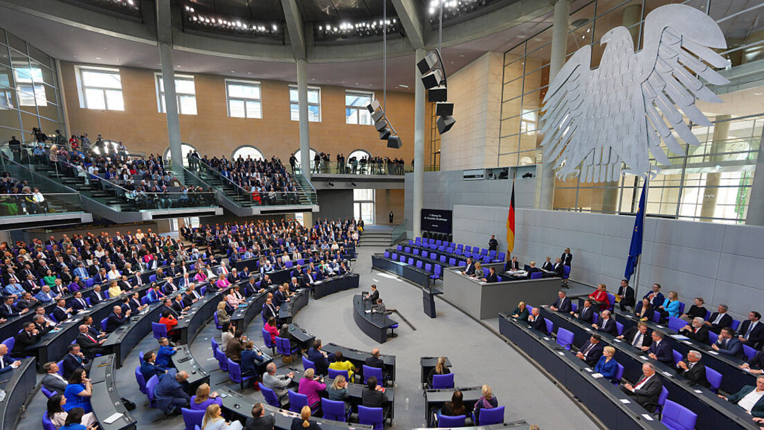 Drama u Berlinu: Nad Bundestagom "živa vatra seva", istražuje se kog poslanika na glasanju nema