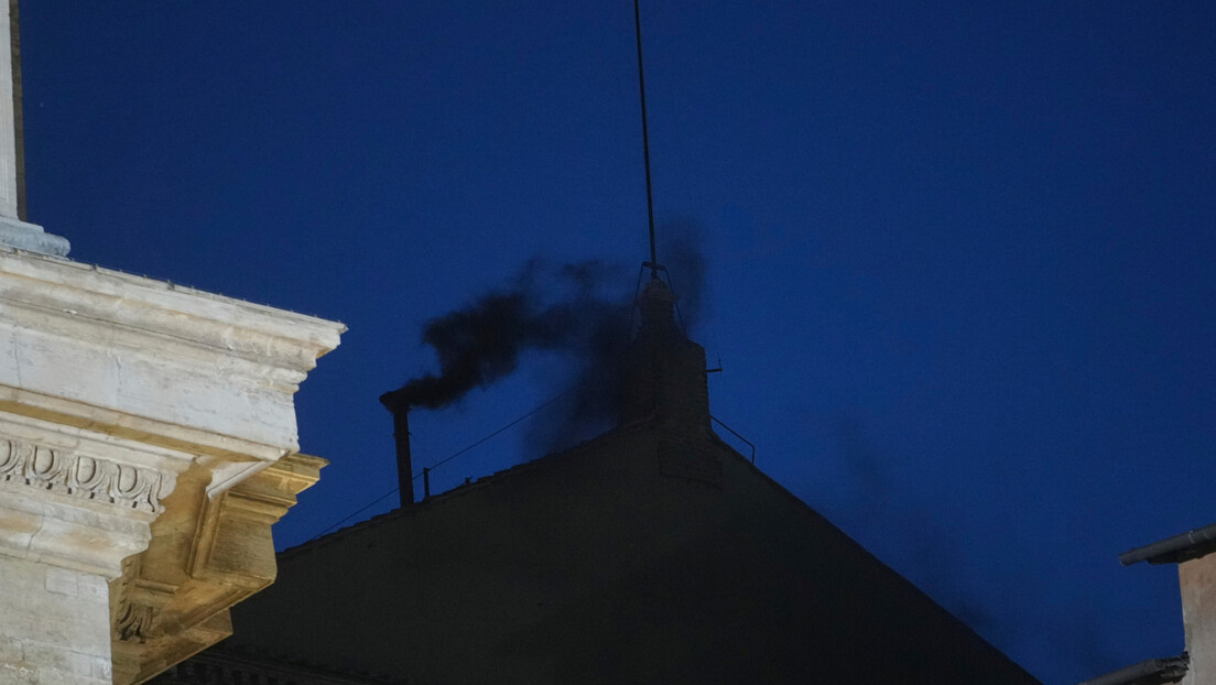 Crni dim kulja iz Vatikana: Za sad nema novog pape (FOTO)