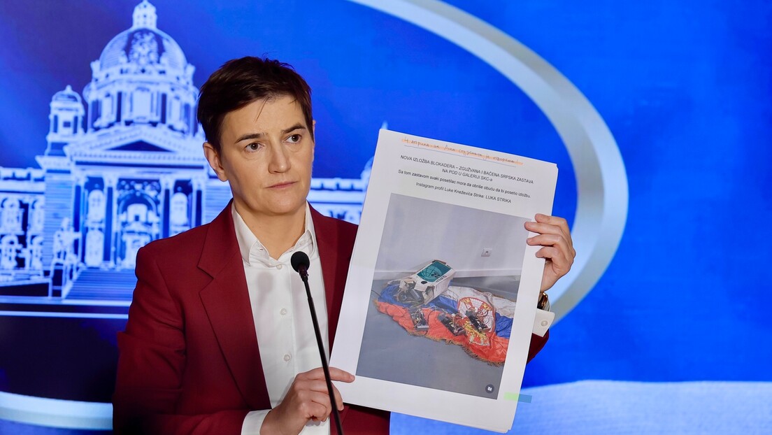 Брнабић: При уласку у блокирани СКЦ посетиоци морали да обришу ноге заставом Србије