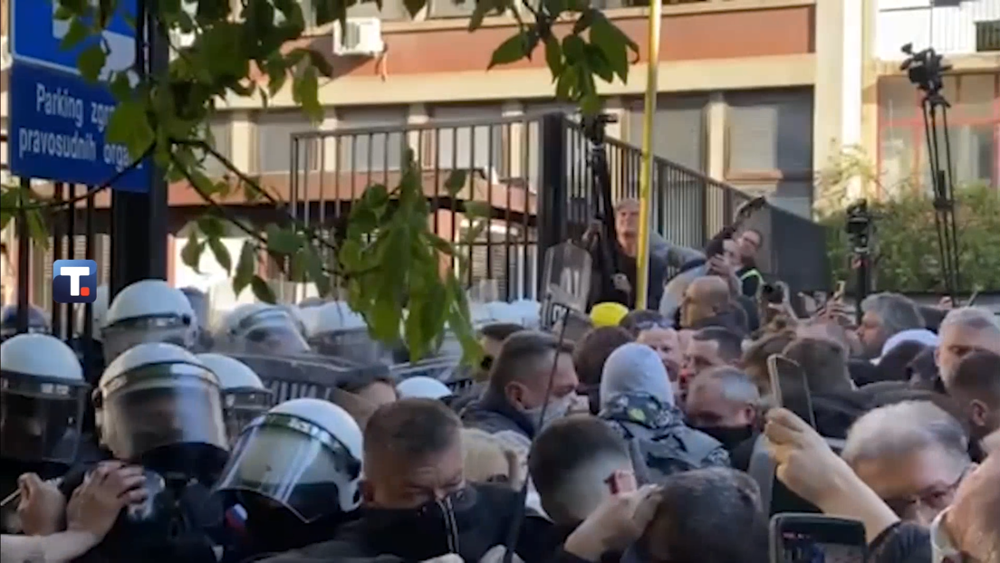 Nemiri u Novom Sadu: Blokiran ulaz u Viši sud, policija reagovala (VIDEO)