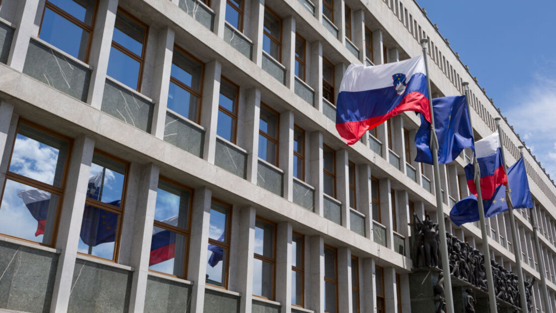 Slovenija: Poslanik sa krova parlamenta divanio o ljubavi, Titu i Džonsonu pa hteo da skoči