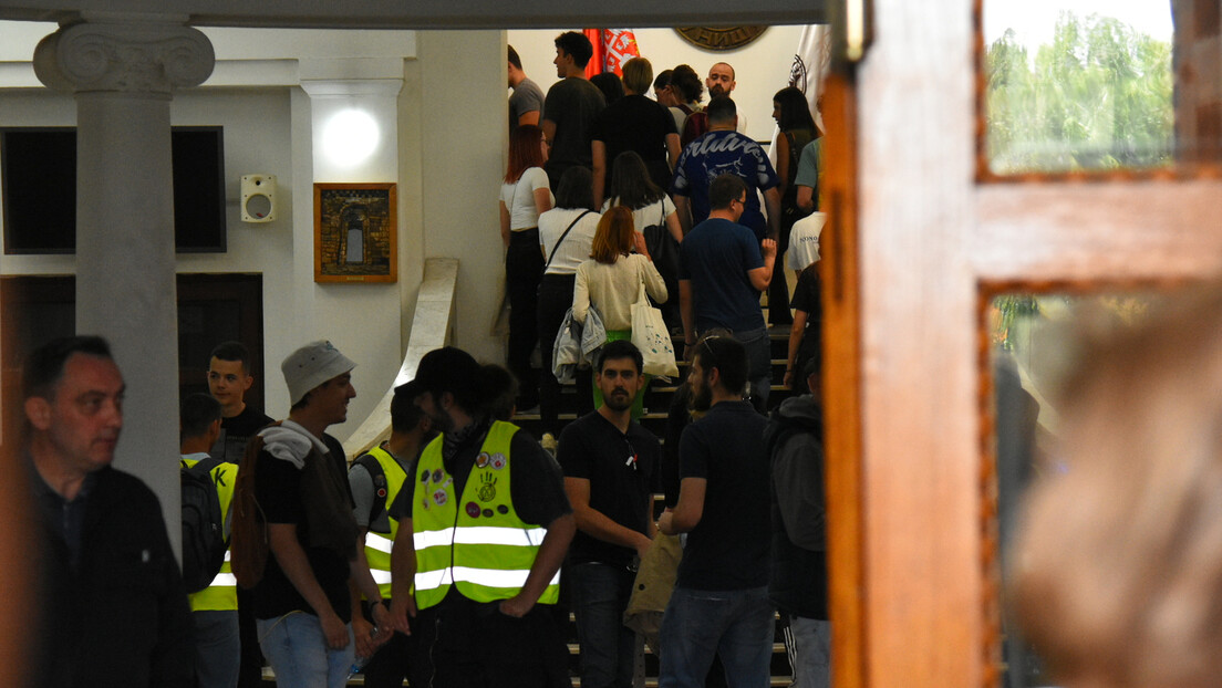Grupa studenata blokirala zgradu Rektorata u Nišu: Protive se onlajn nastavi