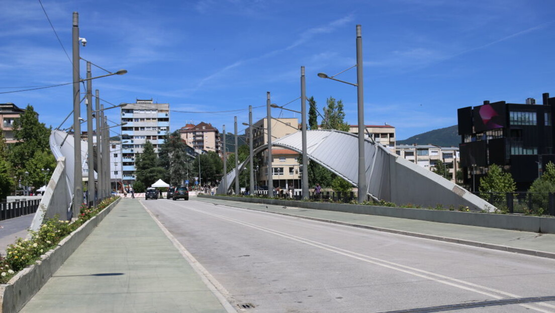 Kosovska Mitrovica: Na objektu gde se nalazila Pošta Srbije, postavljene table pošte tzv. Kosova