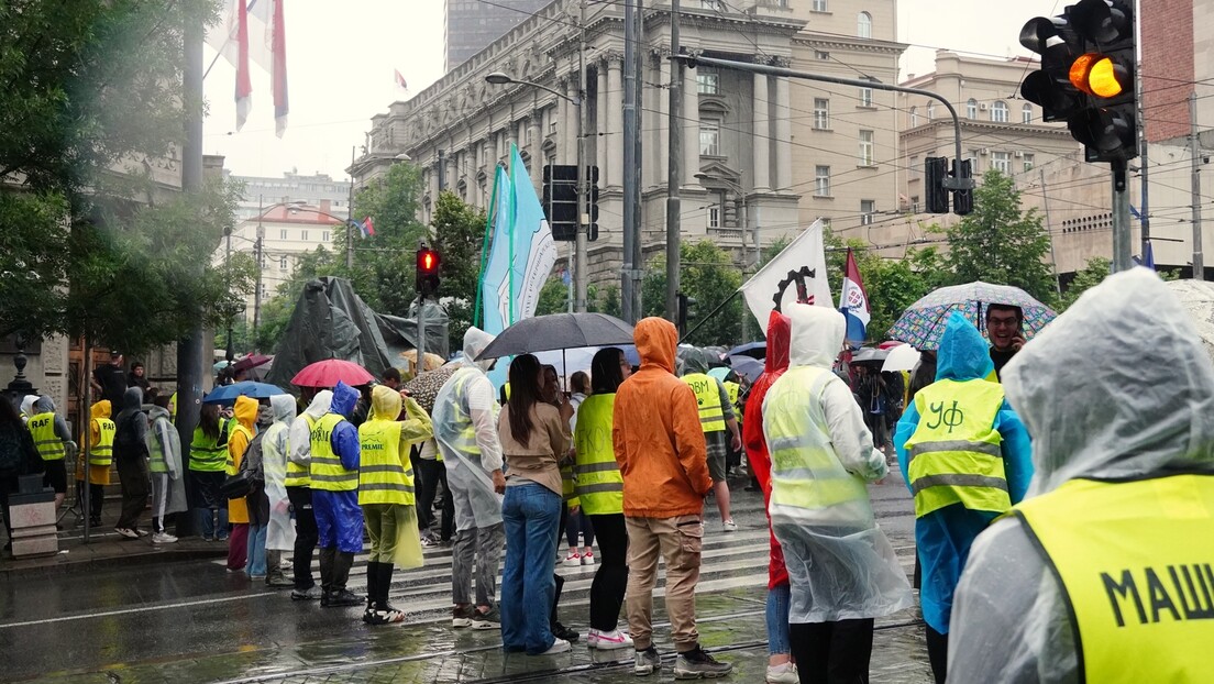 Protest studenata u blokadi i neformalnih grupa prosvetnih radnika ispred Vlade Srbije