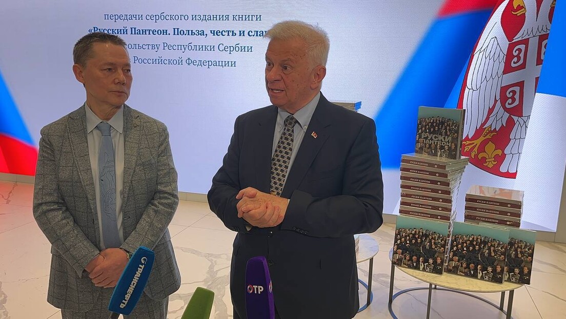 Ambasadi Srbije u Moskvi uručeno sto primeraka knjige koju je Putin poklonio Vučiću