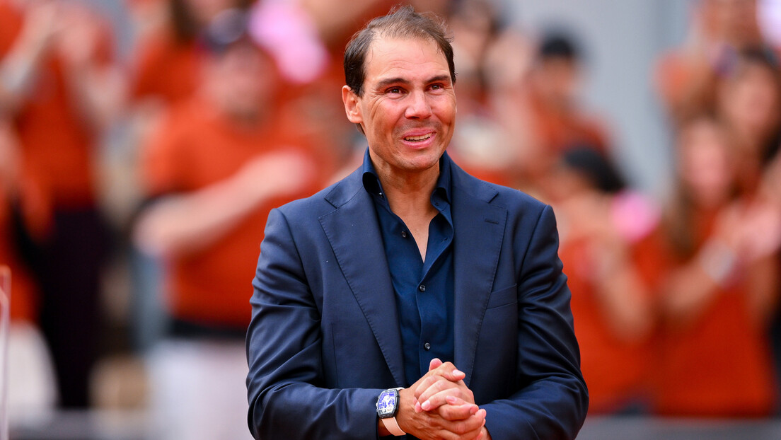 Nadal se u suzama oprostio od Rolan Garosa – Đoković, Federer i Mari stali uz legendu
