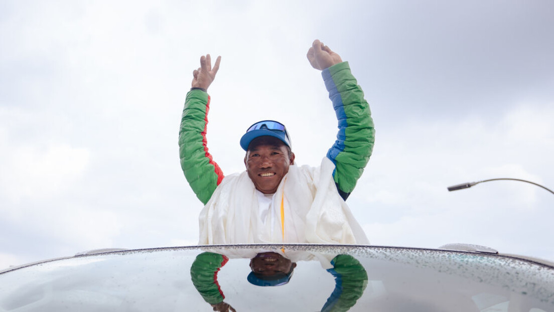 Nepalac oborio svetski rekord - popeo se na Mont Everest 31. put