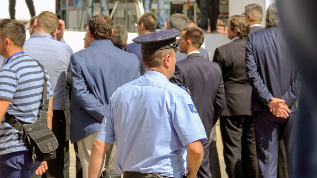 Protest u Leposaviću: Građani, roditelji i deca brane halu sportova