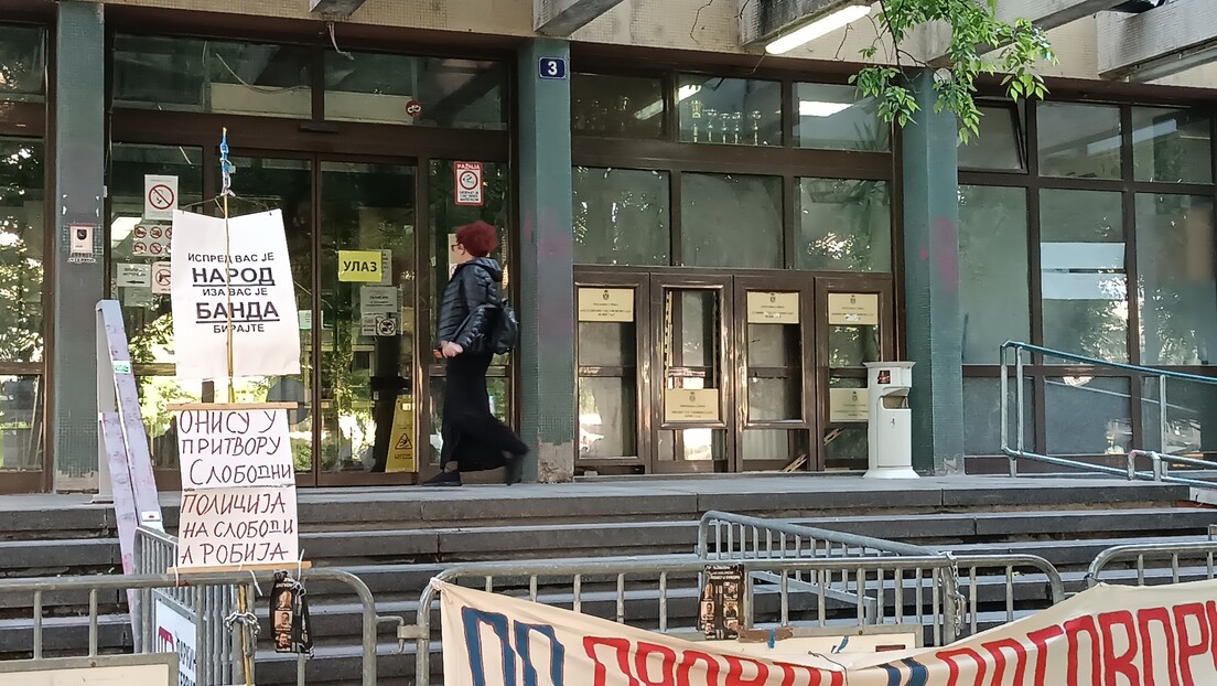 Studenti blokiraju zgradu suda u Novom Sadu