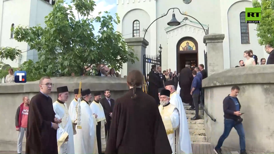 Veliki broj vernika ispred Veznesenjske crkve u Beogradu dočekao ruku Svetog Save (VIDEO)