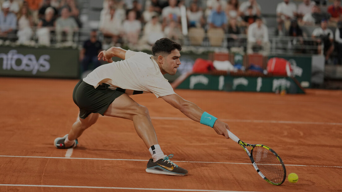 Alkaraz ponovo izgubio set, ali nastavio odbranu trofeja u Parizu
