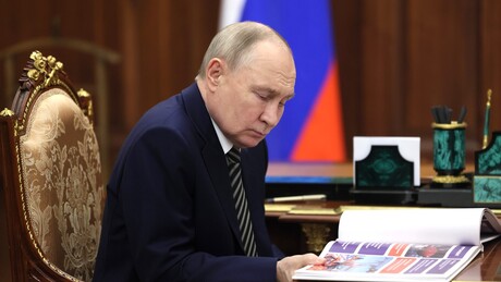 Biblioteka, spavaća soba i poseban portret: Putin pokazao svoj stan u Kremlju (VIDEO)