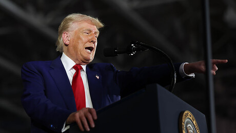 Tramp otišao korak dalje: Rekao da hoće da bude papa, pa "probao" i odelo